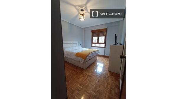 Room for rent in shared apartment in Oviedo