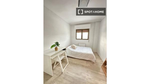 Se alquila habitación en piso compartido en Pamplona