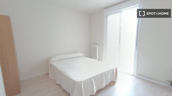 Alugo quarto em apartamento compartilhado em Pamplona