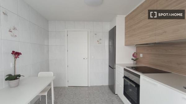 Alugo quarto em apartamento compartilhado em Pamplona