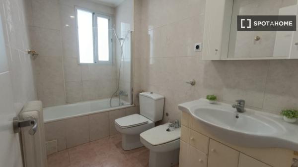 Alugo quarto em apartamento compartilhado em Pamplona