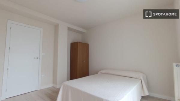 Alugo quarto em apartamento compartilhado em Pamplona