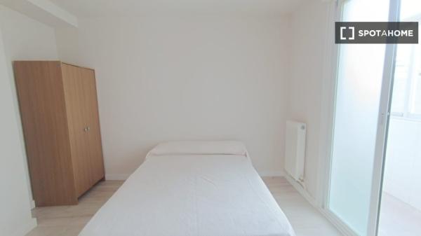 Alugo quarto em apartamento compartilhado em Pamplona