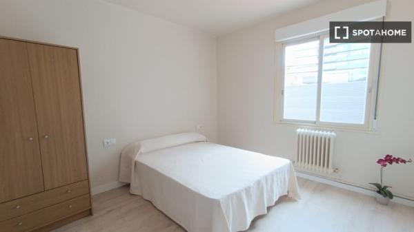 Alugo quarto em apartamento compartilhado em Pamplona