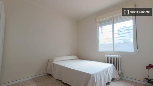 Alugo quarto em apartamento compartilhado em Pamplona