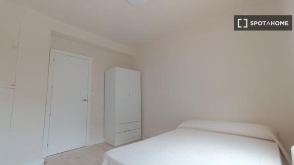 Alugo quarto em apartamento compartilhado em Pamplona