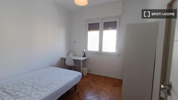 Alugo quarto em apartamento compartilhado em Pamplona