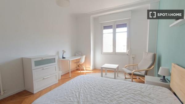 Alugo quarto em apartamento compartilhado em Pamplona