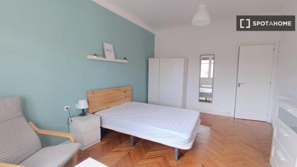 Se alquila habitación en piso compartido en Pamplona