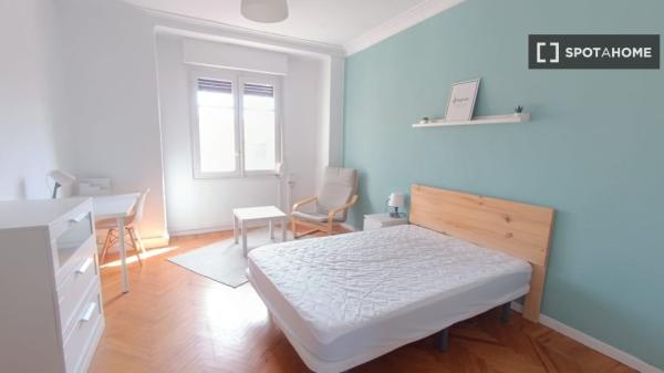 Alugo quarto em apartamento compartilhado em Pamplona