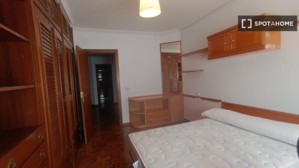 Room for rent in shared apartment in Pamplona