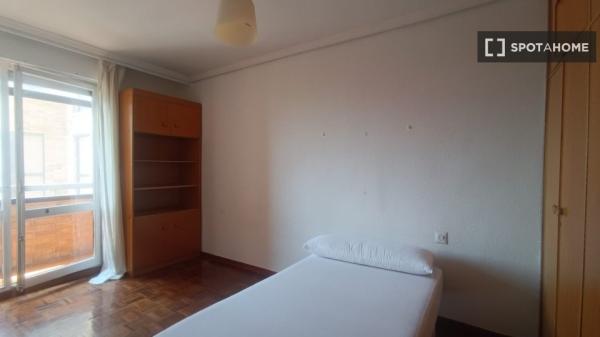 Room for rent in shared apartment in Pamplona