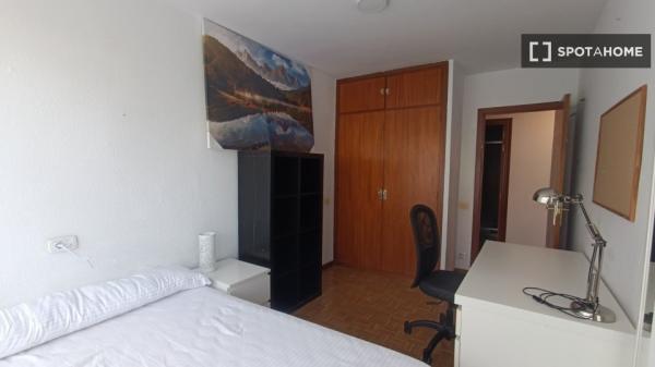 Alugo quarto em apartamento compartilhado em Pamplona