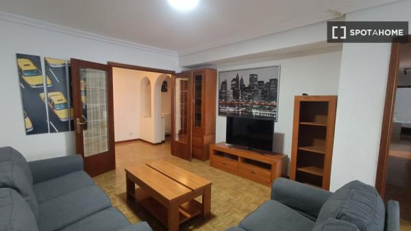 Alugo quarto em apartamento compartilhado em Pamplona