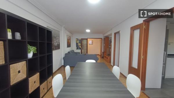 Alugo quarto em apartamento compartilhado em Pamplona