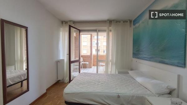 Alugo quarto em apartamento compartilhado em Pamplona