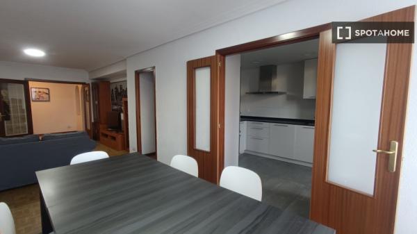 Alugo quarto em apartamento compartilhado em Pamplona