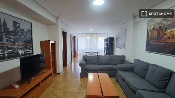 Alugo quarto em apartamento compartilhado em Pamplona