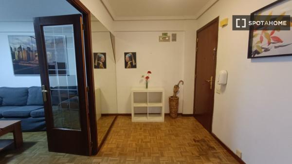 Alugo quarto em apartamento compartilhado em Pamplona