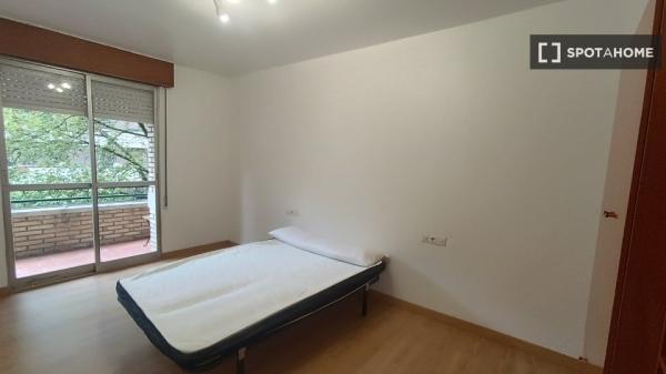 Room for rent in shared apartment in Pamplona