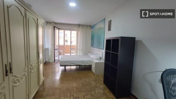 Alugo quarto em apartamento compartilhado em Pamplona