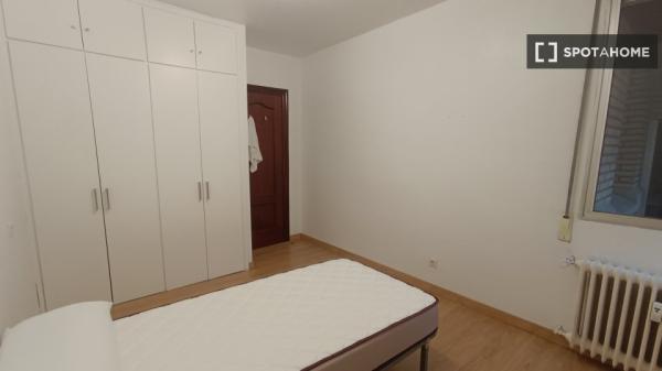 Se alquila habitación en piso compartido en Pamplona