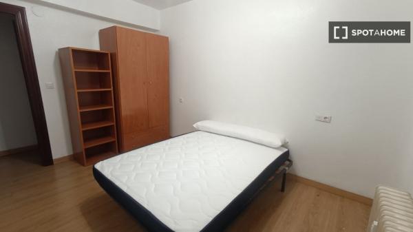 Room for rent in shared apartment in Pamplona