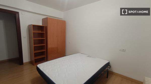 Room for rent in shared apartment in Pamplona