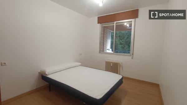 Room for rent in shared apartment in Pamplona