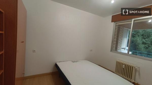 Room for rent in shared apartment in Pamplona