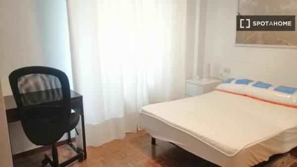 Alugo quarto em apartamento compartilhado em Pamplona