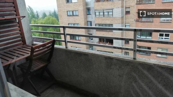 Alugo quarto em apartamento compartilhado em Pamplona