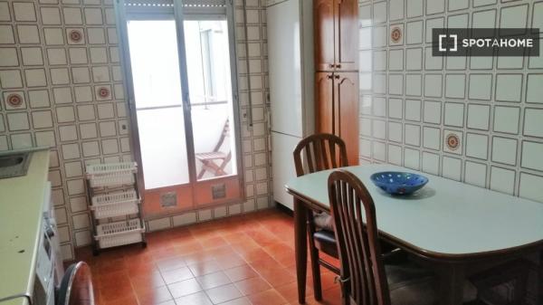 Alugo quarto em apartamento compartilhado em Pamplona