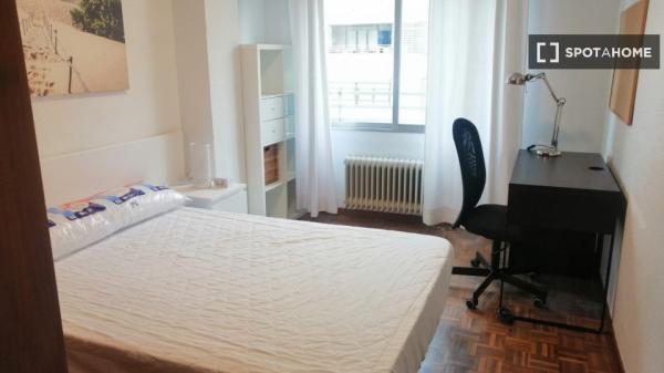 Alugo quarto em apartamento compartilhado em Pamplona