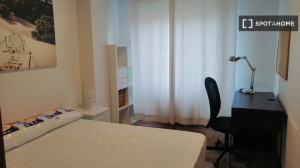 Alugo quarto em apartamento compartilhado em Pamplona