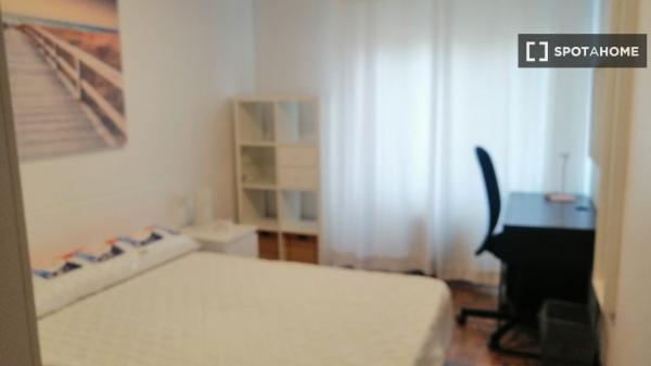 Alugo quarto em apartamento compartilhado em Pamplona