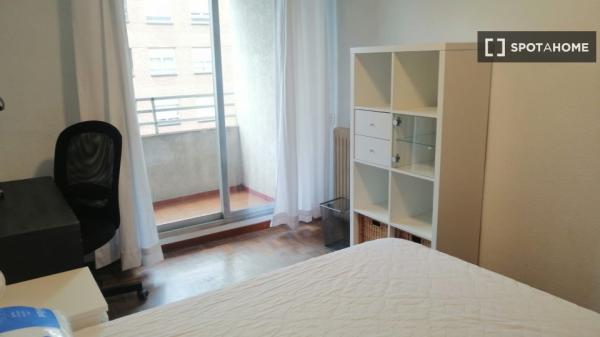 Alugo quarto em apartamento compartilhado em Pamplona