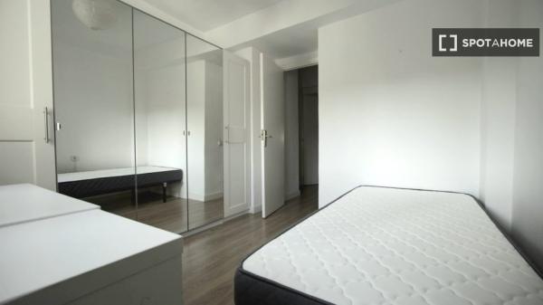 Se alquila habitación en piso compartido en Madrid