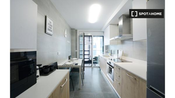 Se alquila habitación en piso de 4 dormitorios en Basurto, Bilbao