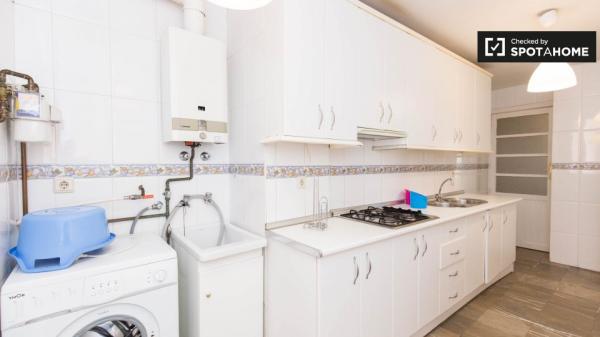 Se alquilan habitaciones en apartamento de 3 dormitorios en Granada