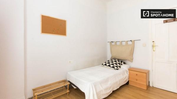 Se alquilan habitaciones en apartamento de 3 dormitorios en Granada