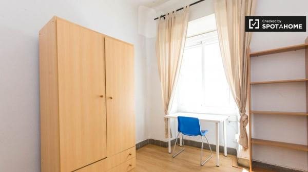 Se alquilan habitaciones en apartamento de 3 dormitorios en Granada