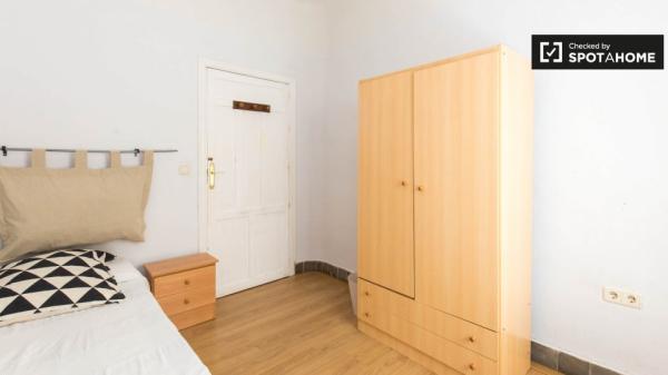 Se alquilan habitaciones en apartamento de 3 dormitorios en Granada