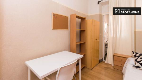 Se alquilan habitaciones en apartamento de 3 dormitorios en Granada