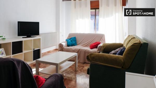 Habitaciones para alquilar en apartamento de 4 dormitorios en Granada