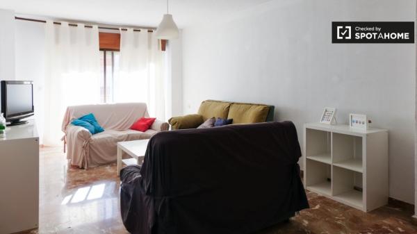 Habitaciones para alquilar en apartamento de 4 dormitorios en Granada