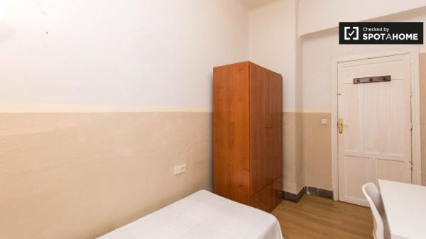 Se alquilan habitaciones en apartamento de 3 dormitorios en Granada