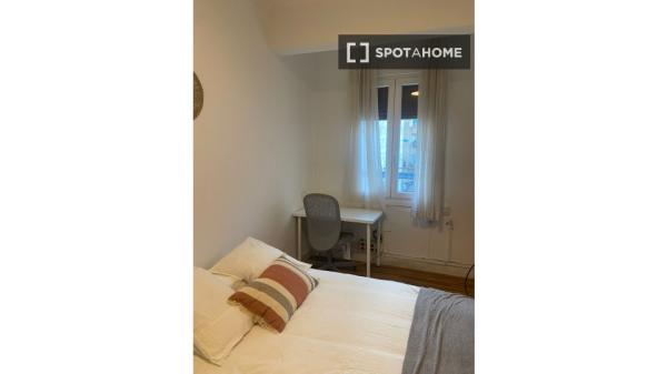 Camere in affitto in appartamento con 4 camere da letto a Bilbao