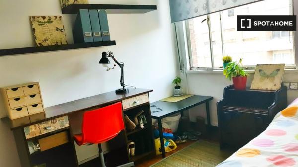 Room for rent in 3-bedroom apartment in Santander