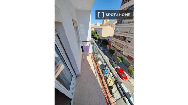 Apartamento completo de 2 dormitorios en Alicante (Alacant)